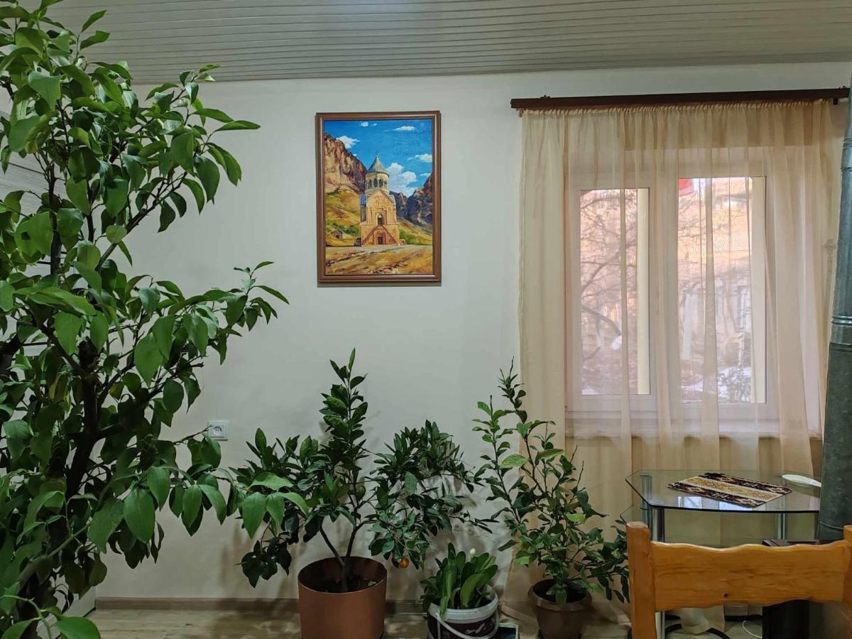 Sun House Hotel Yeghegnadzor Bagian luar foto