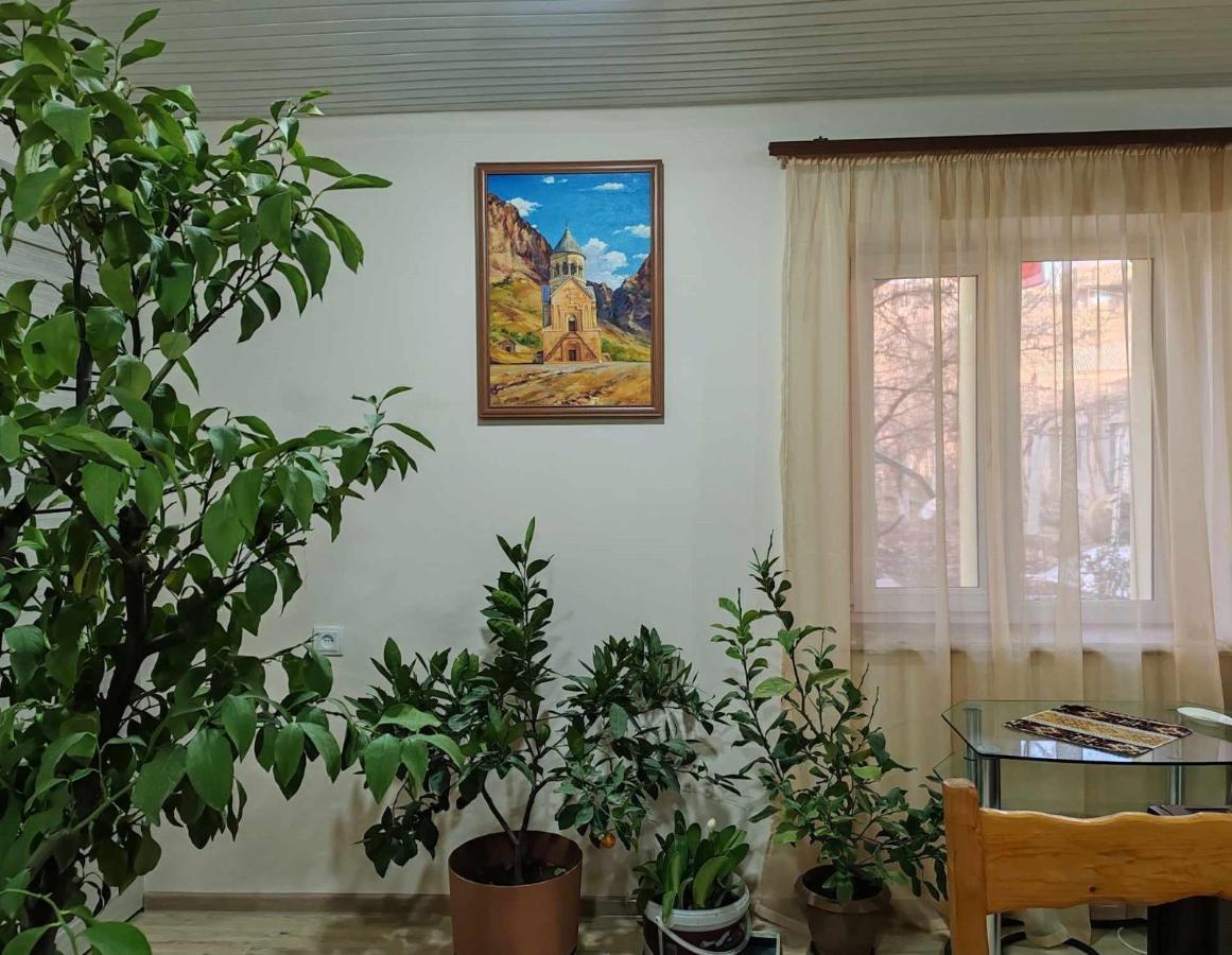 Sun House Hotel Yeghegnadzor Bagian luar foto